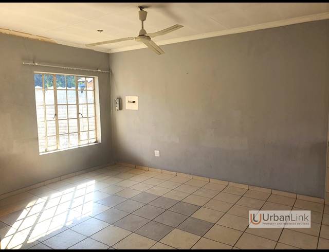 2 BEDROOM TOWNHOUSE FOR SALE IN OOS EINDE